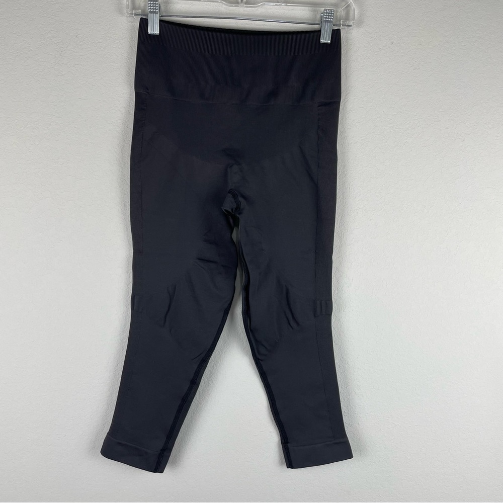 Lululemon Black Seamless Athletic Athleisure Capri Leggings Size 8